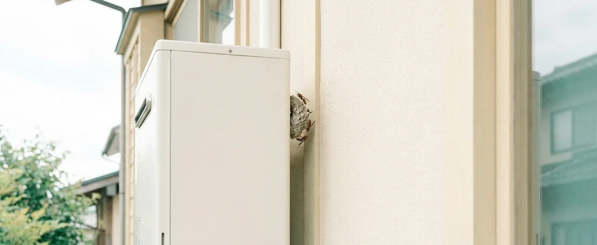 エアコン室外機の裏側にできた蜂の巣