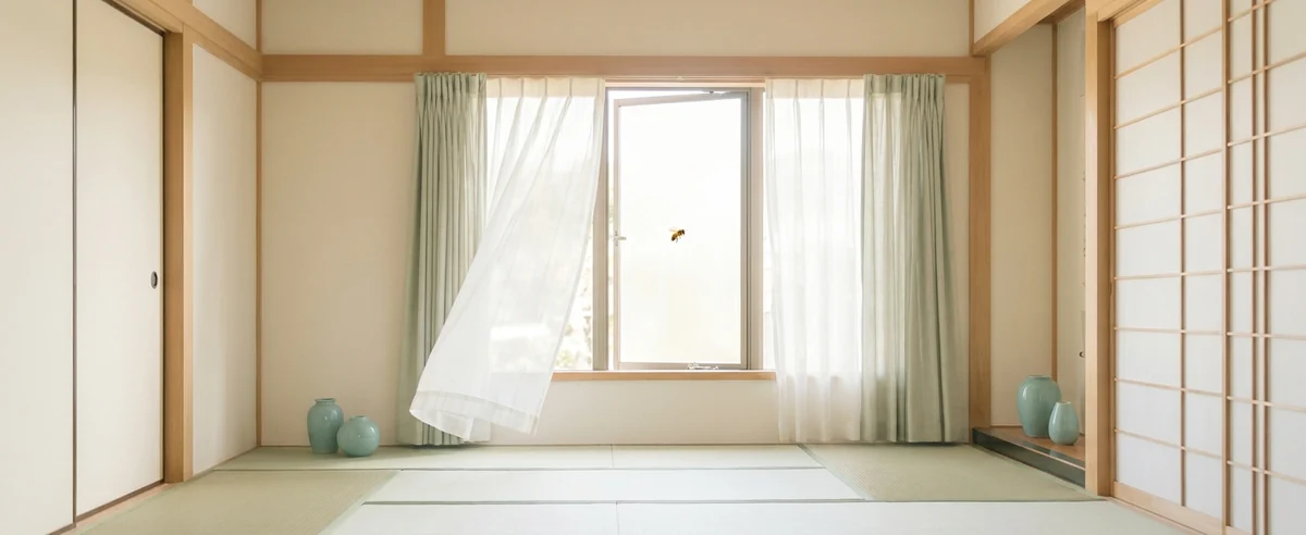 窓辺を飛ぶ一匹の蜂